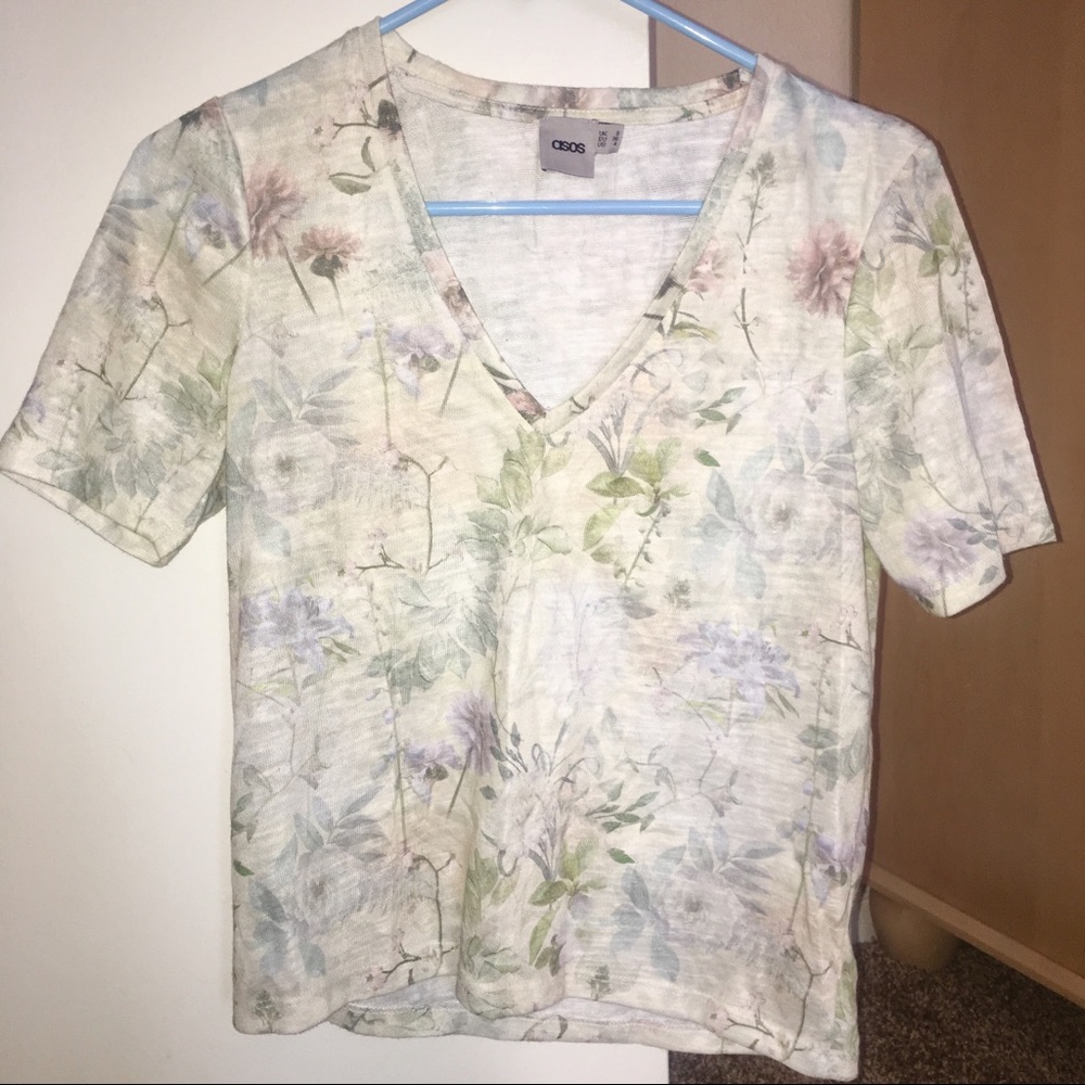 Floral cropped vneck blouse🌿🌷Perfect for spring!